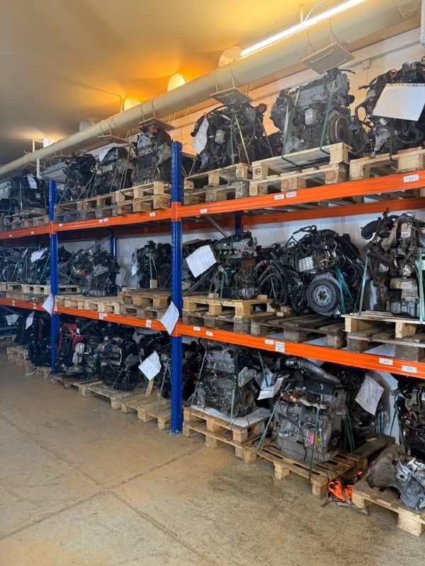 Scaffali di magazzino con motori usati su pedane
