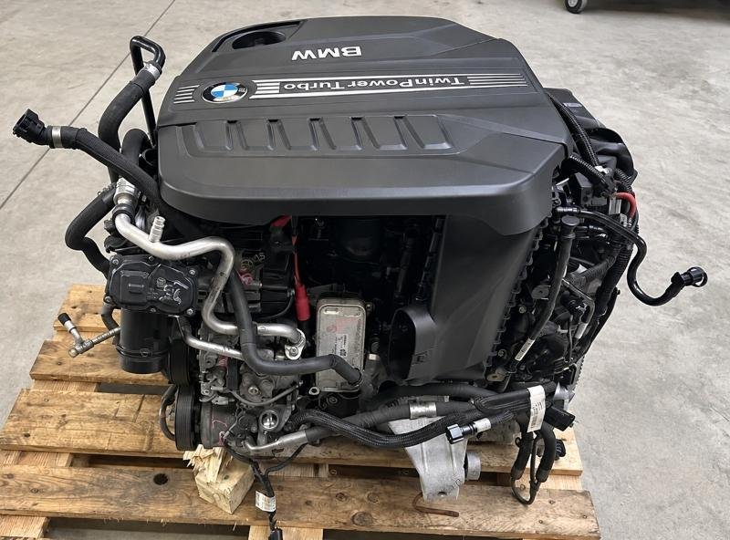 Motori diesel su pallet in legno con cinghie per il trasporto