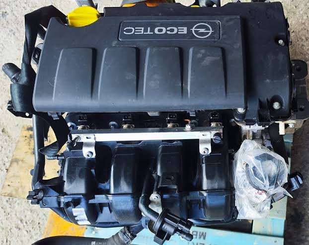 Motori usati diesel appoggiati su pallet in magazzino